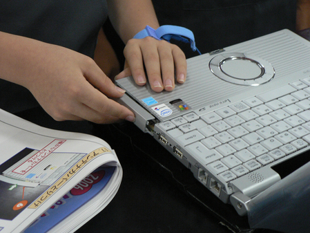 日本學生親手組裝松下筆記本，體驗科技制造之美